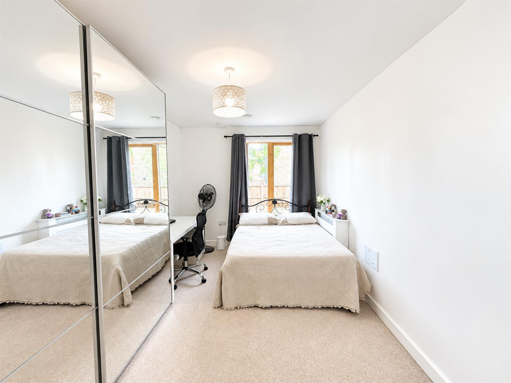 Apartment in Southall - More