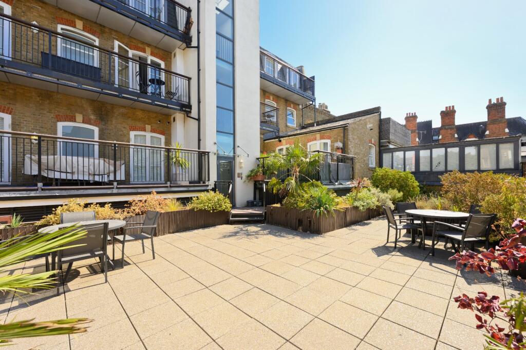 Apartment in Elmbridge, Surrey - More