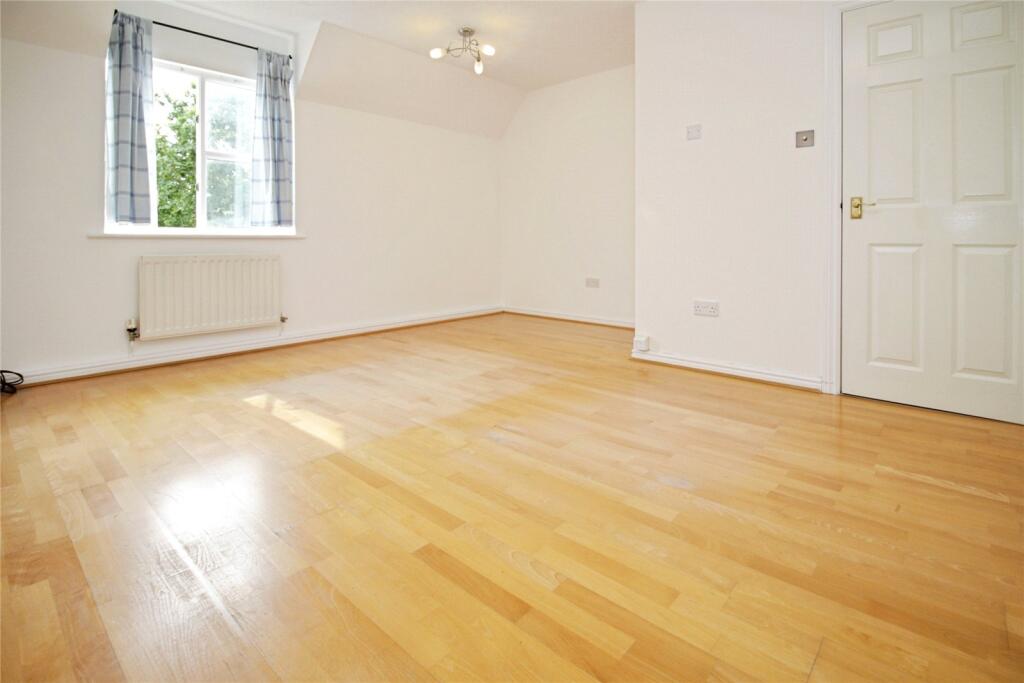 Apartment in Basildon, Noak Bridge - View 4