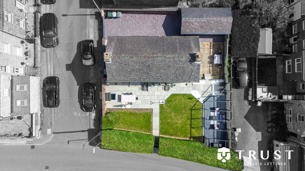 House in Kirklees, Mirfield - View 2