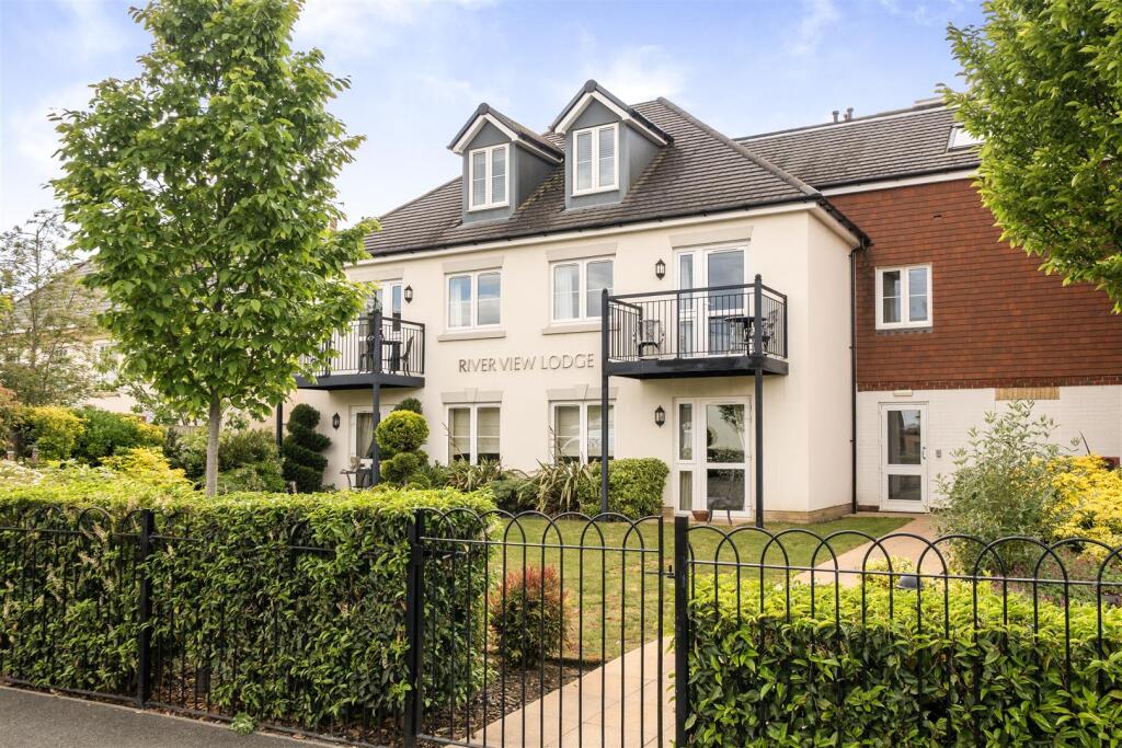 1-bed house on River View Lodge, Shepperton, Surrey, £375,000