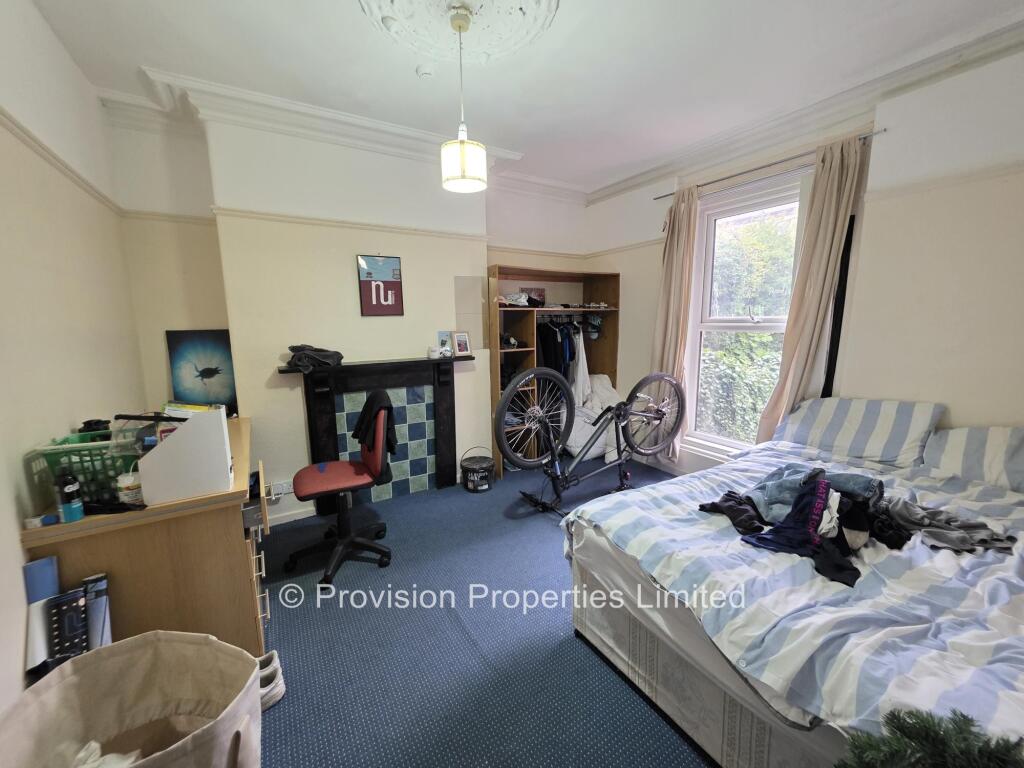 8 bedroom terraced house for rent