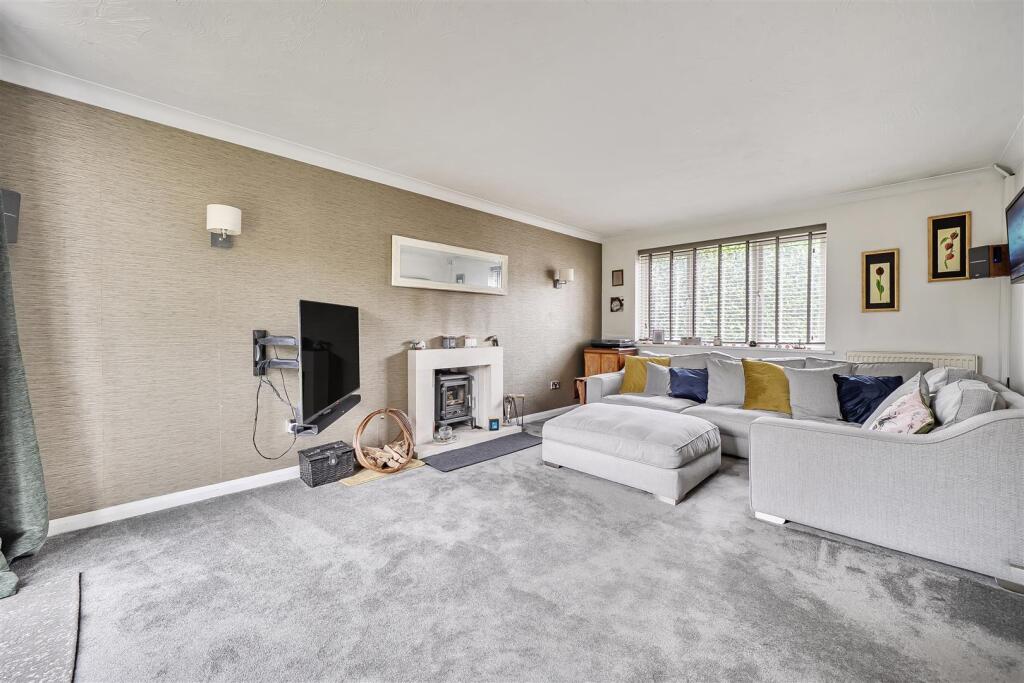 Thornbury Close, Crowthorne, Berkshire, RG45 6PE photo 4