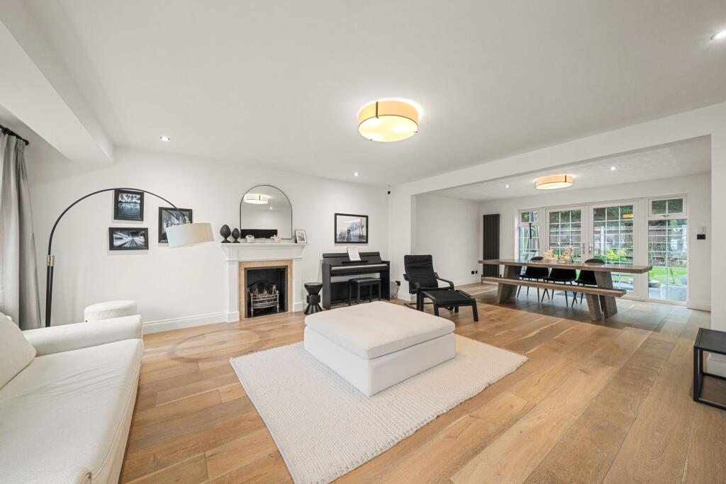 Burleigh Park, Cobham, KT11 photo 3