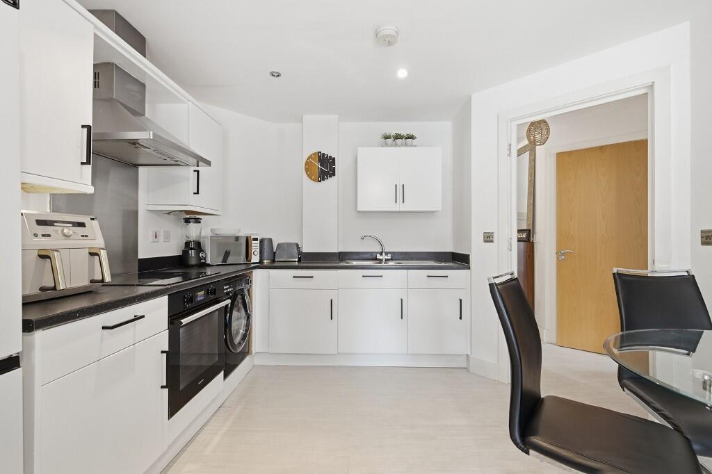 Apartment in Wakefield, Pinders Heath - View 3