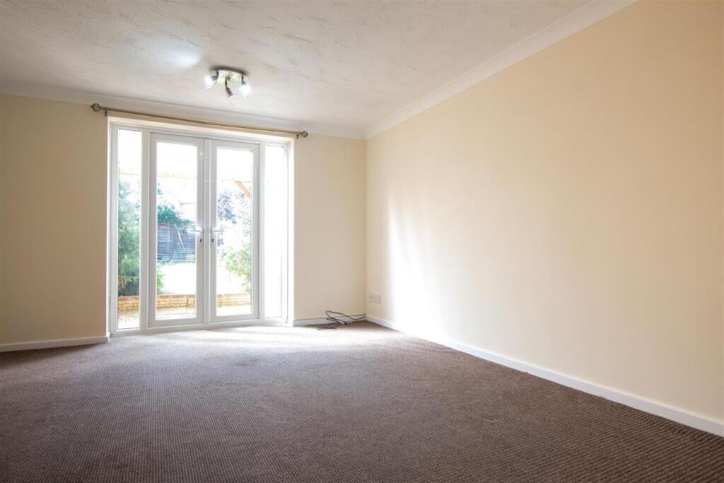 Sandringham Close, Wellingborough, NN8 photo 4