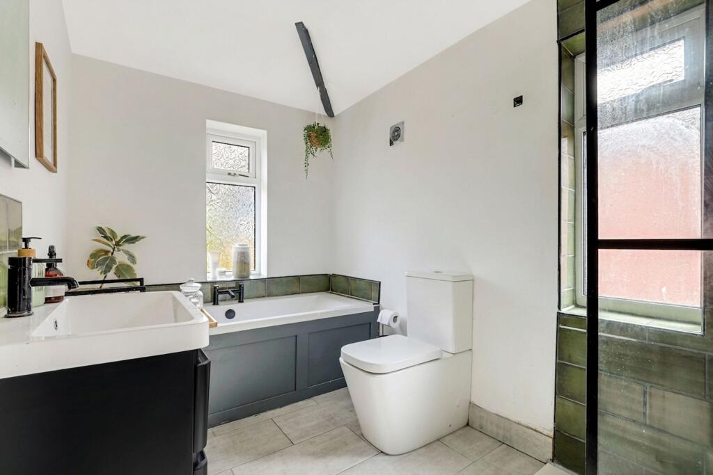 House in Nottingham, Porchester Gardens, Woodthorpe - View 3