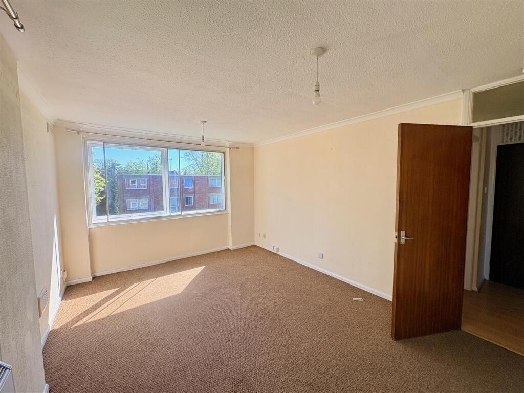Apartment in Wolverhampton, Goldthorn Hill - View 2