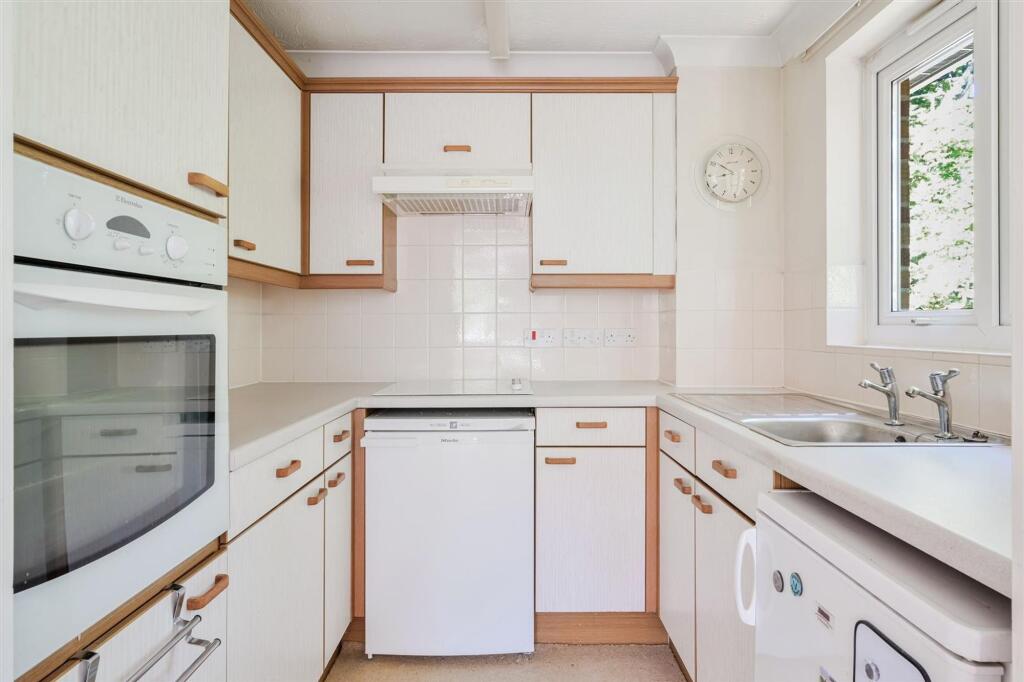 Apartment in Kingston upon Thames - View 4