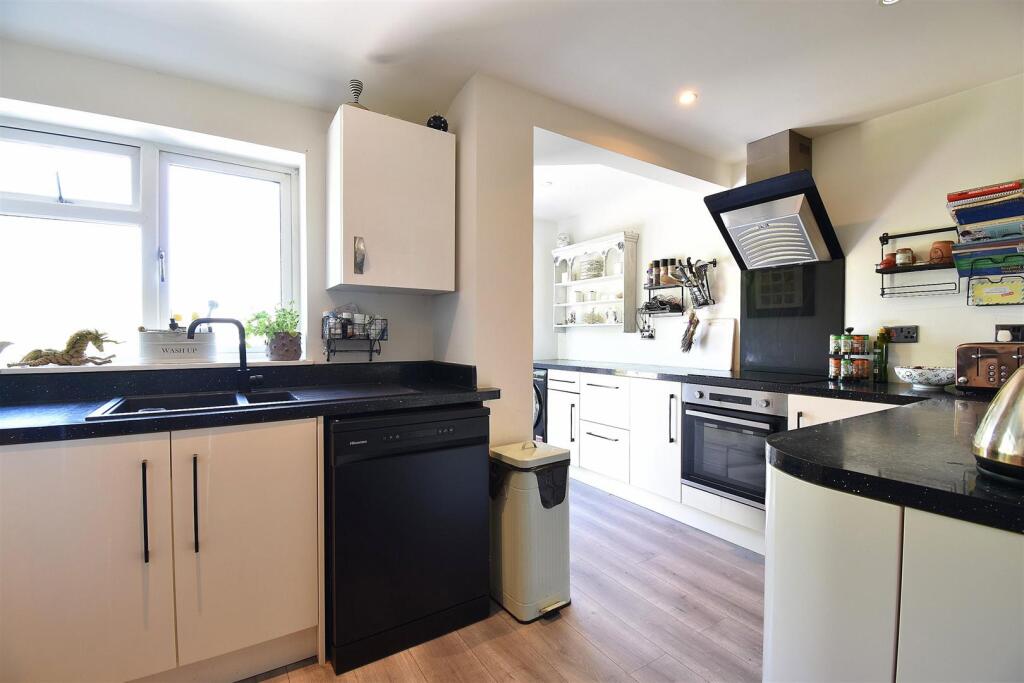 House in Chelmsford, Twitty Fee, Danbury - View 4