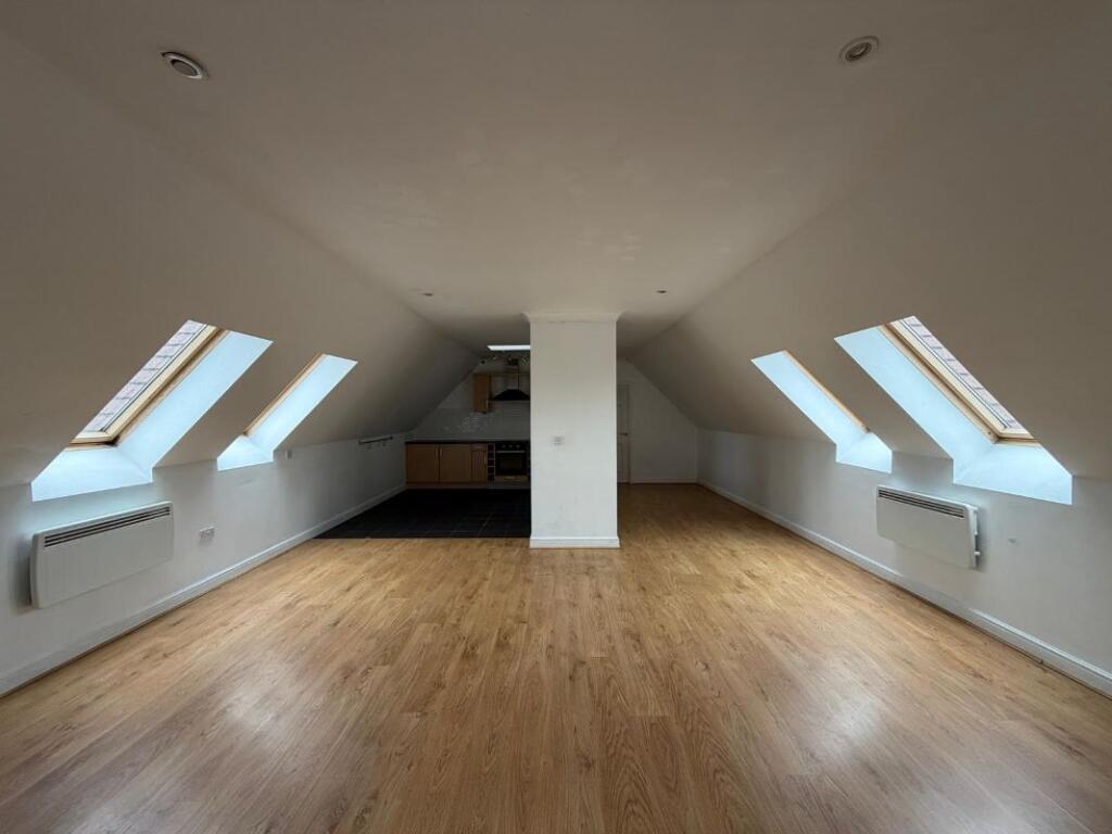 Apartment in Surrey Heath, Surrey - View 4