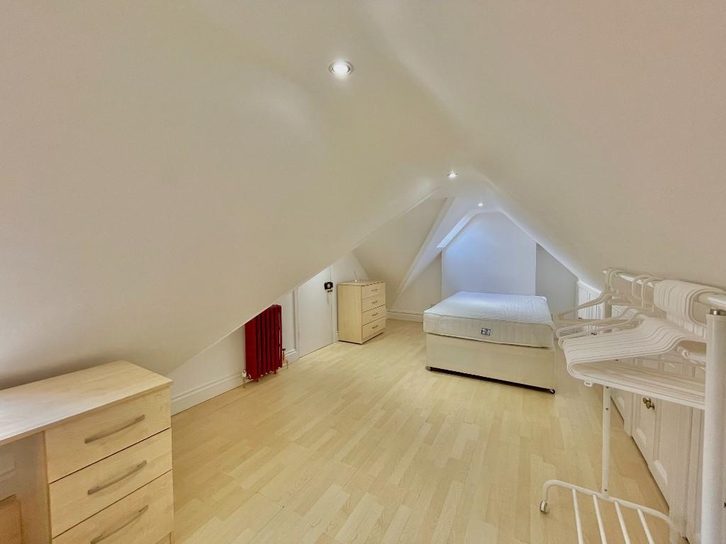 6 bedroom semi-detached house for rent