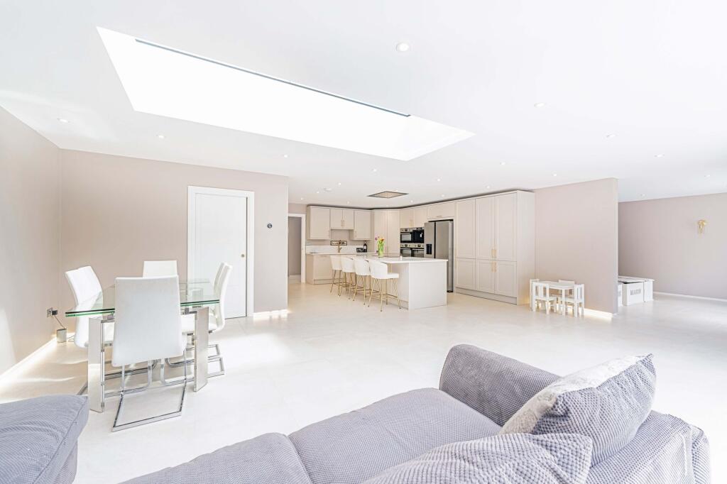 Devitt Close, Ashtead, KT21 photo 4