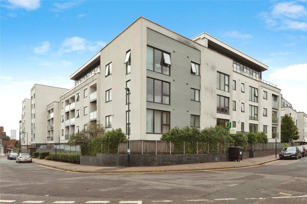 Studio flat on Hillyfield, London, £225,000
