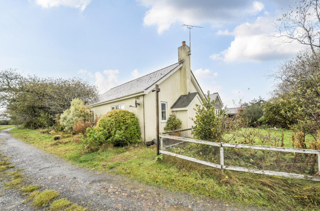 House in Meinciau, Llangyndeyrn - View 5