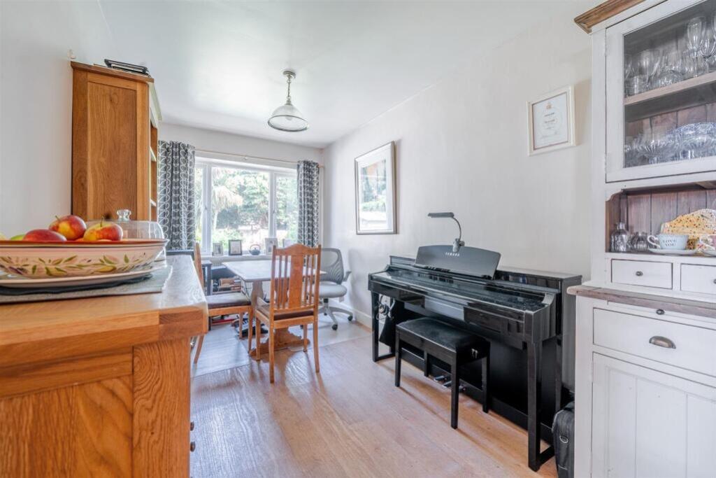 Apartment in Worthing, West Sussex - More