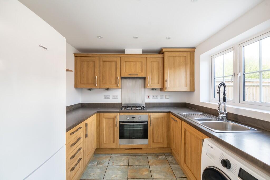 Horley, RH6  photo 4