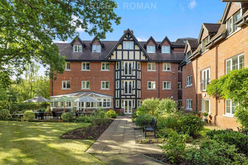 2-bed house on Hinchley Manor, Hinchely Wood, £400,000
