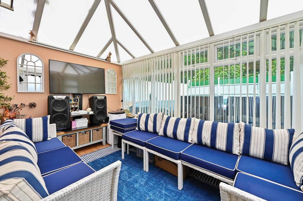 House in Basingstoke and Deane, The Fairways, Kempshott Park - View 6