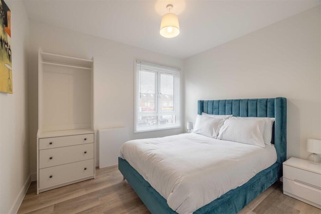 Apartment in Windsor, Clewer Green - View 3