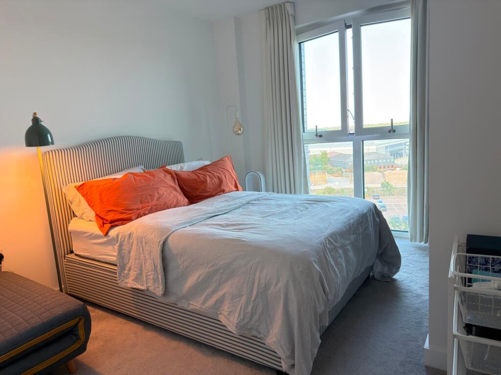 Apartment in Watford, Hertfordshire - More