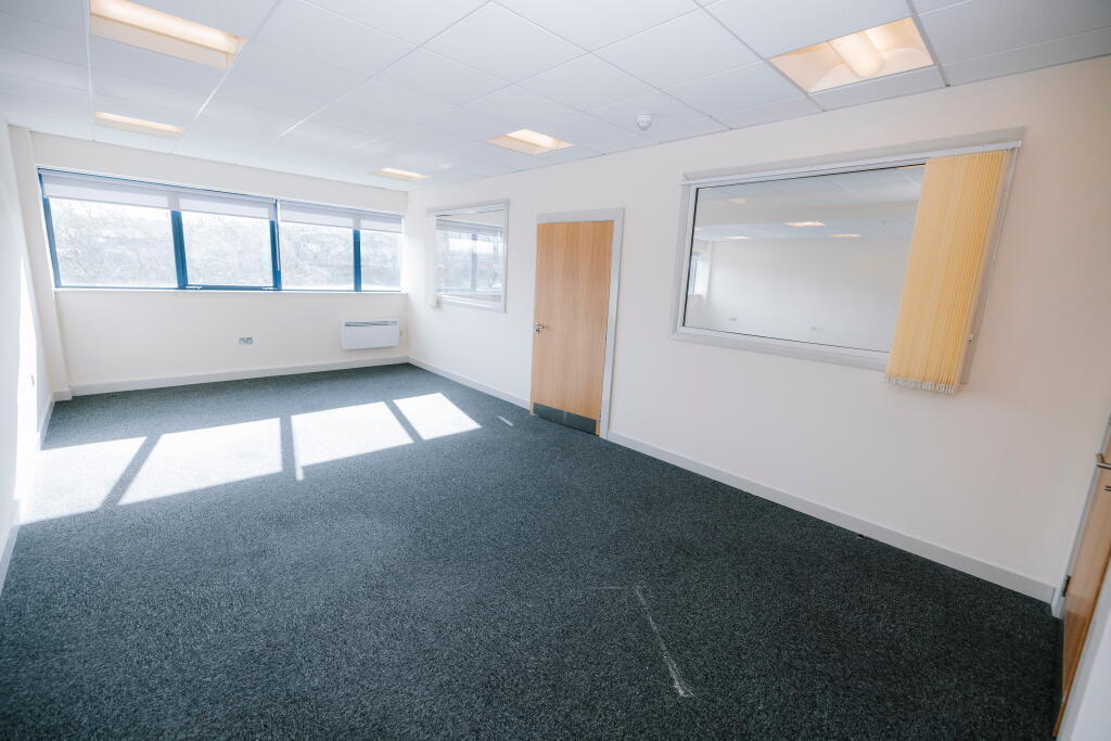 1000 sqft office in Burnley