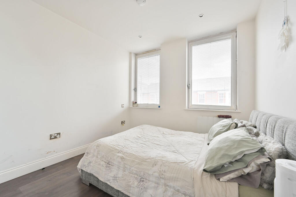 Apartment in Watford, Hertfordshire - View 5