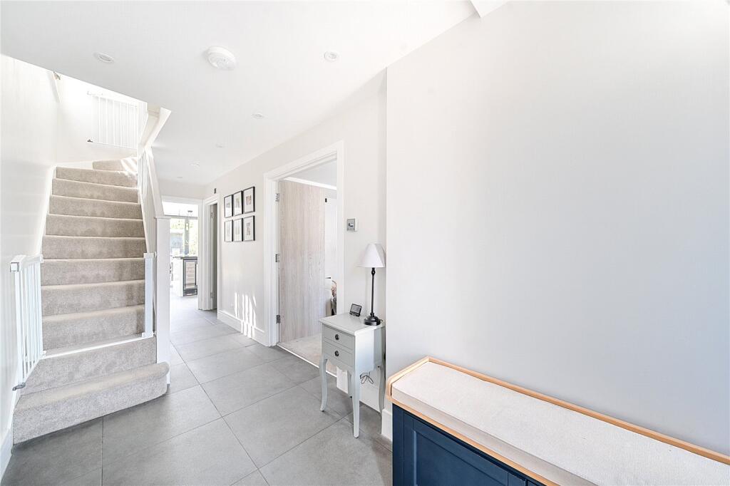 Melrose Gardens, Hersham, KT12 photo 2