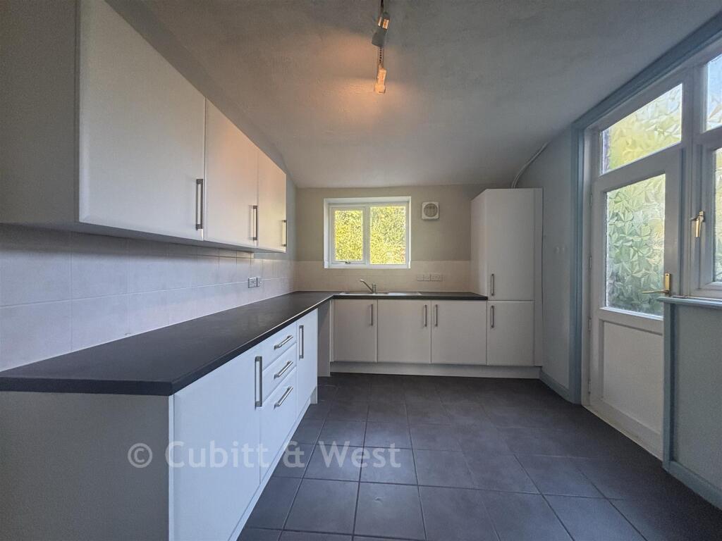 Hawthorn Crescent, Cosham, Hampshire photo 4