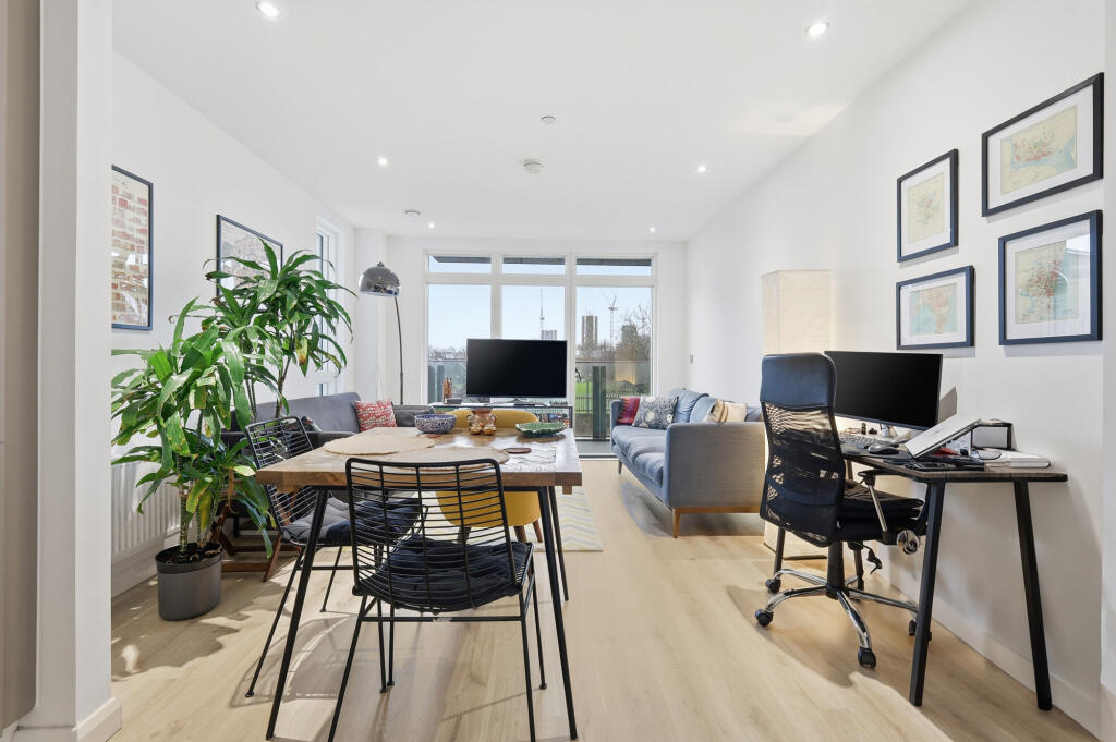 Chorley Court, Canary Wharf, E14 - View 2