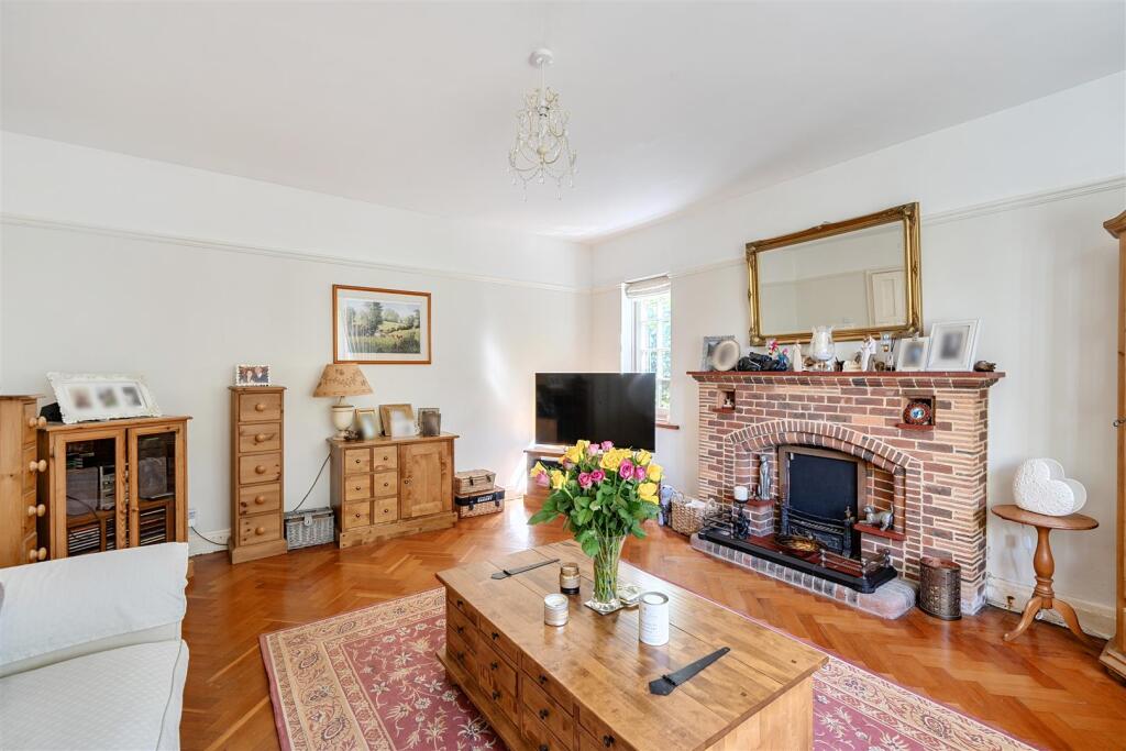 House in Reigate and Banstead, Chipstead - More