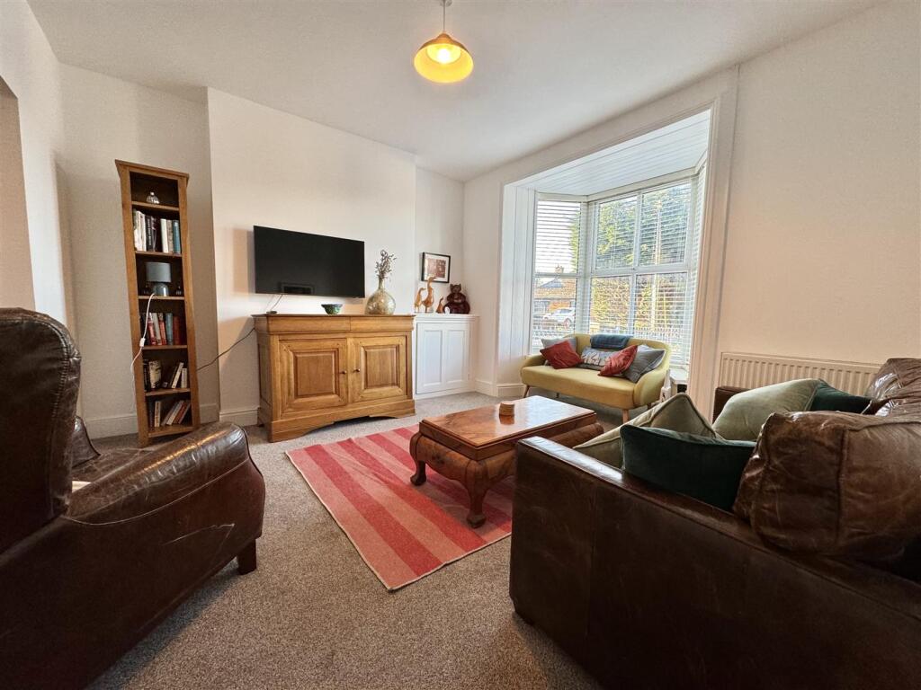 Main image of property: Pwllhobi, Llanbadarn Fawr