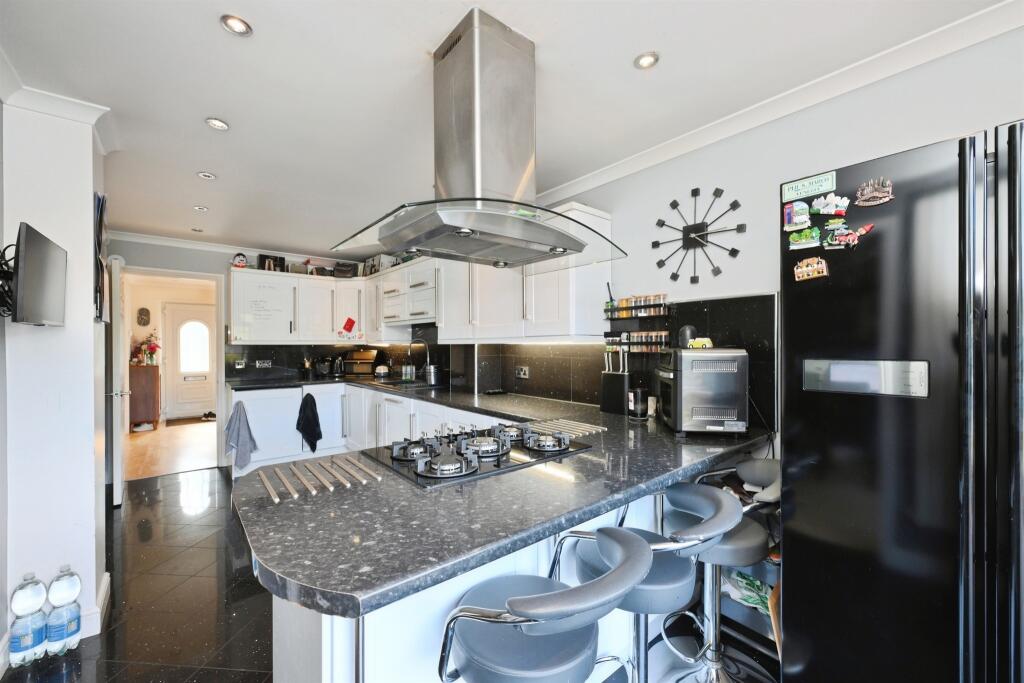 House in Welwyn Hatfield, Hertfordshire - More