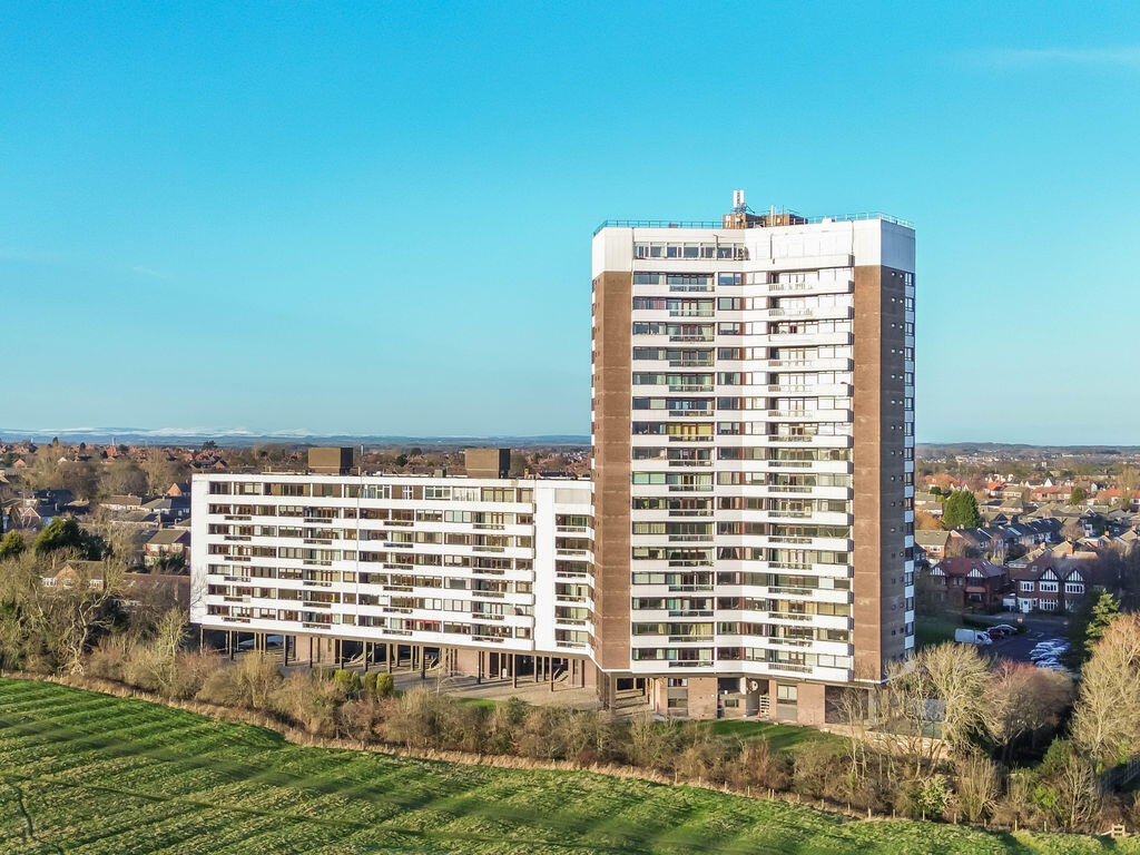 3-bed flat on Montagu Court, Gosforth, Newcastle Upon Tyne, £475,000