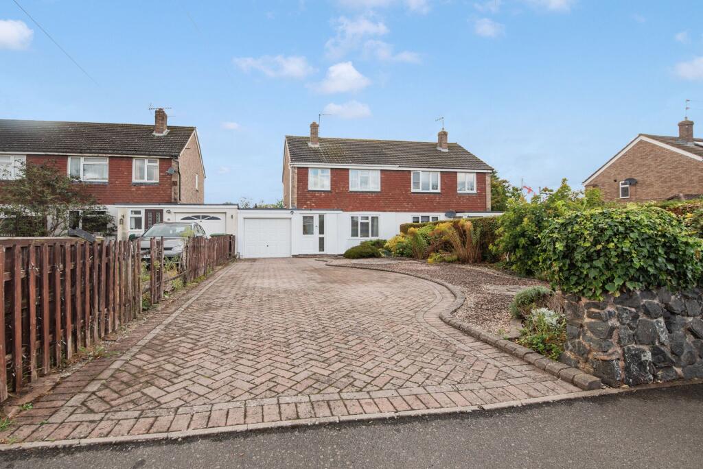 3-bed semi-detached on Stonebow Road, Drakes Broughton, WR10, £330,000