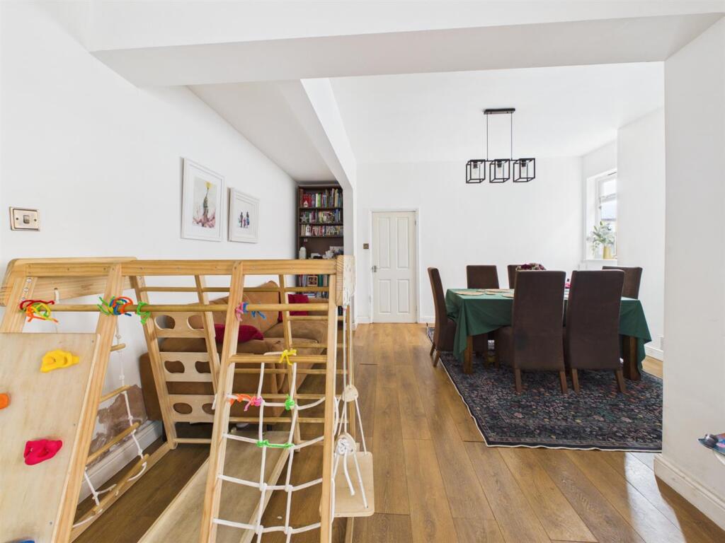 House in Gloucester, Gloucestershire - More