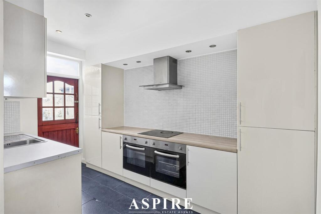 **Private Parking To The Rear & Chain Free** Warley Hill, Warley, Brentwood, CM14 photo 3