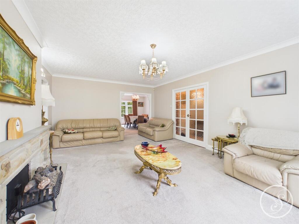 Apartment in Leeds, Alwoodley - View 3