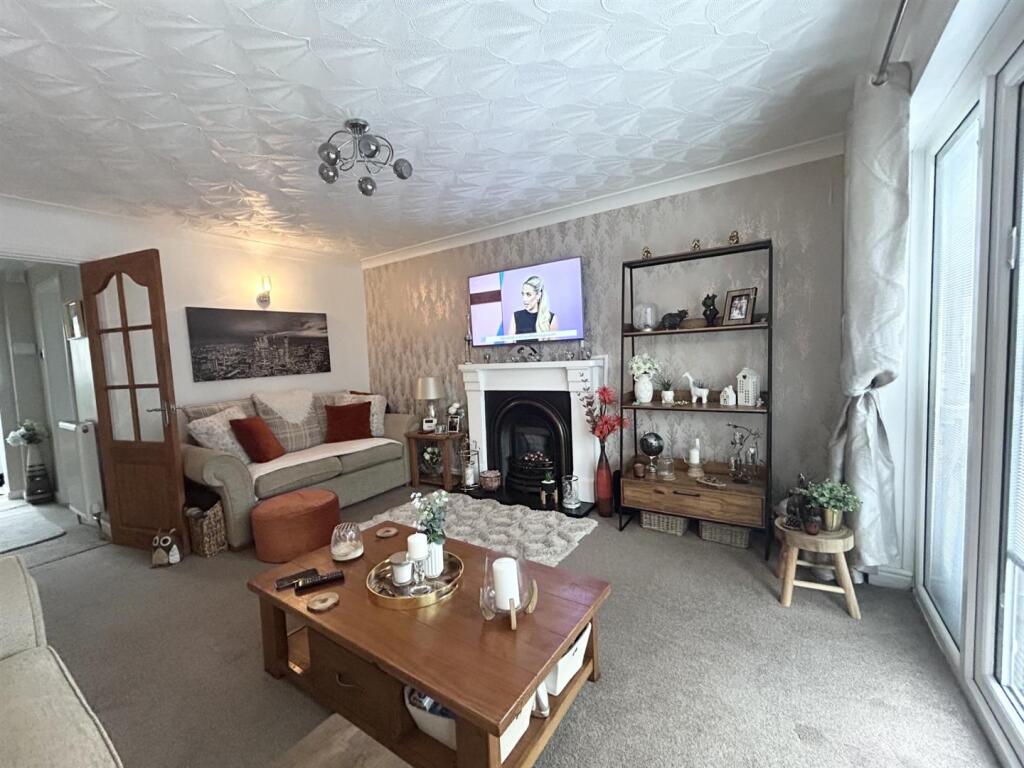 House in Calderdale, Illingworth - More