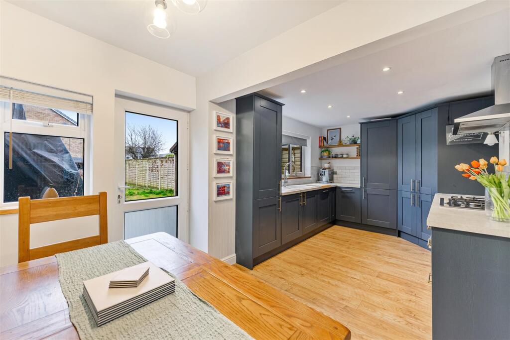 Tavistock Road, Worle - IMMACULATE photo 3