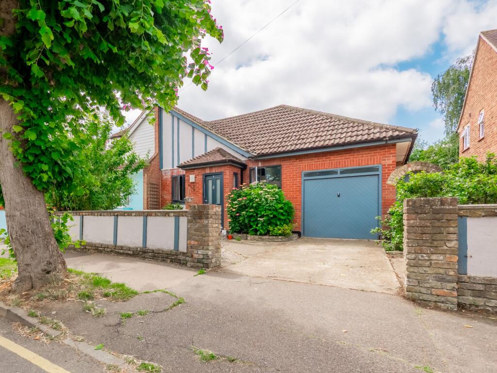 Main image of property: Creswick Avenue, Rayleigh, SS6