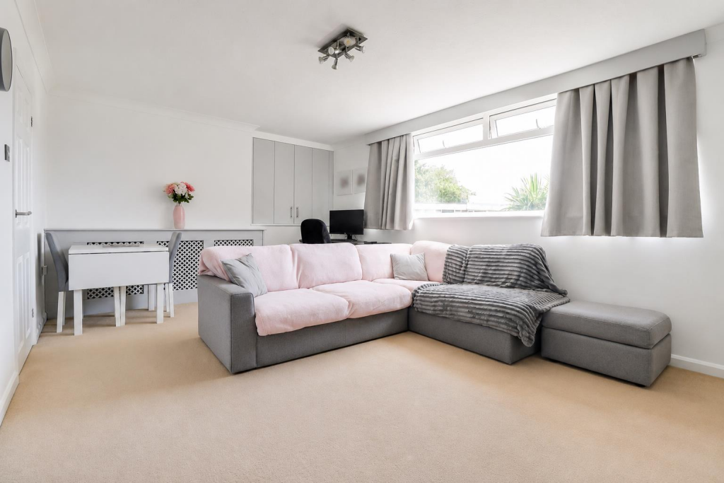 Apartment in Southend-on-Sea - More