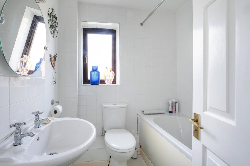 Apartment in Aston Clinton, Buckinghamshire - More