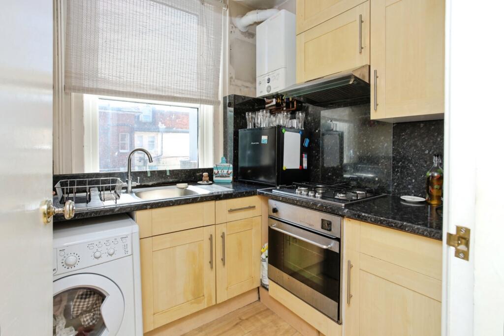 Apartment in Tunbridge Wells, Kent - View 4
