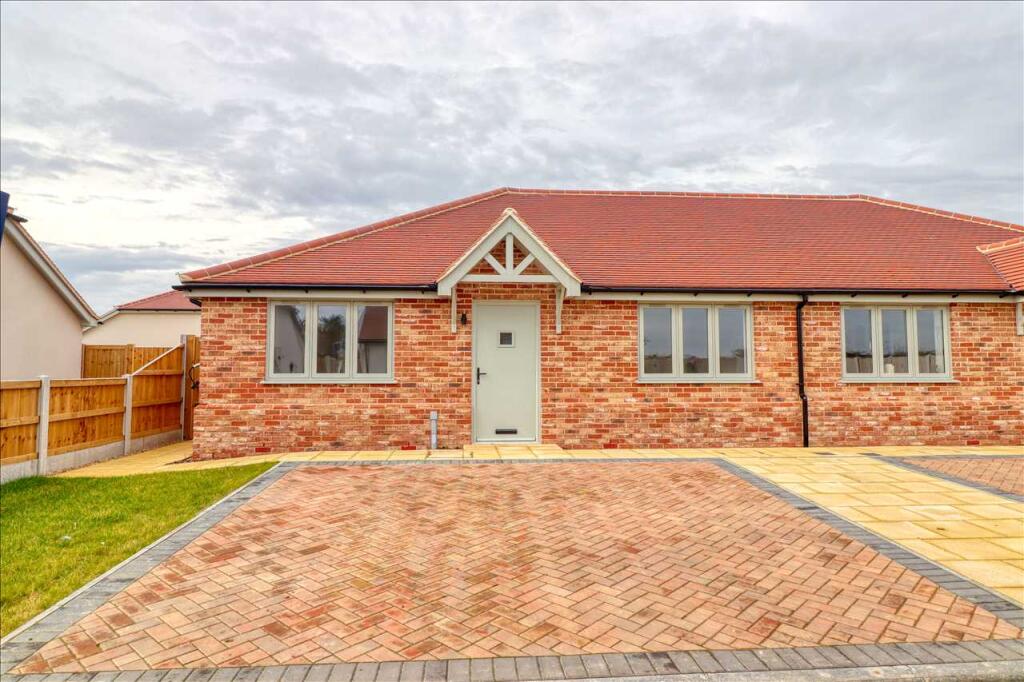 2-bed bungalow on Madeleine Gardens, Great Holland, £300,000