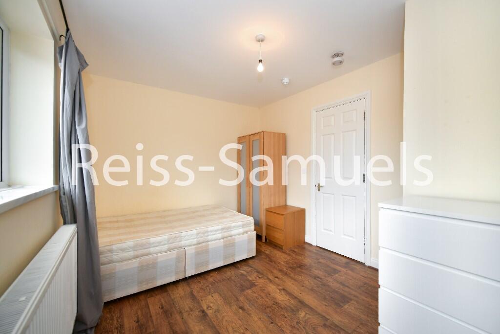 5 bedroom semi-detached house for rent