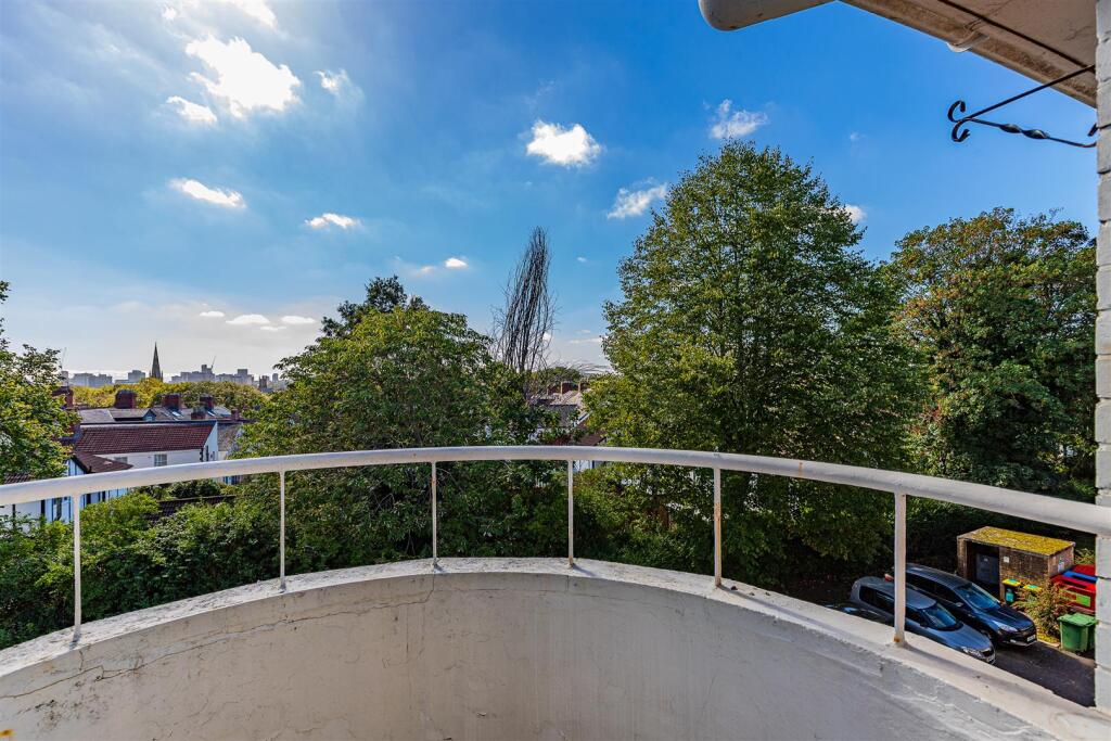 Apartment in Cardiff, Penylan - View 5