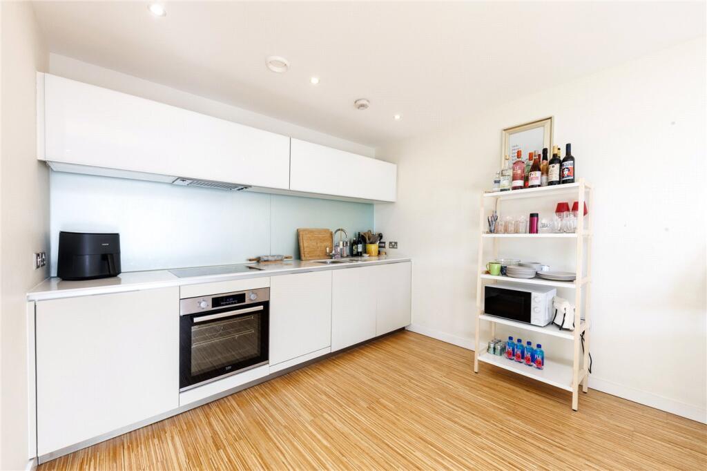 Wingate Square, London, SW4 photo 3