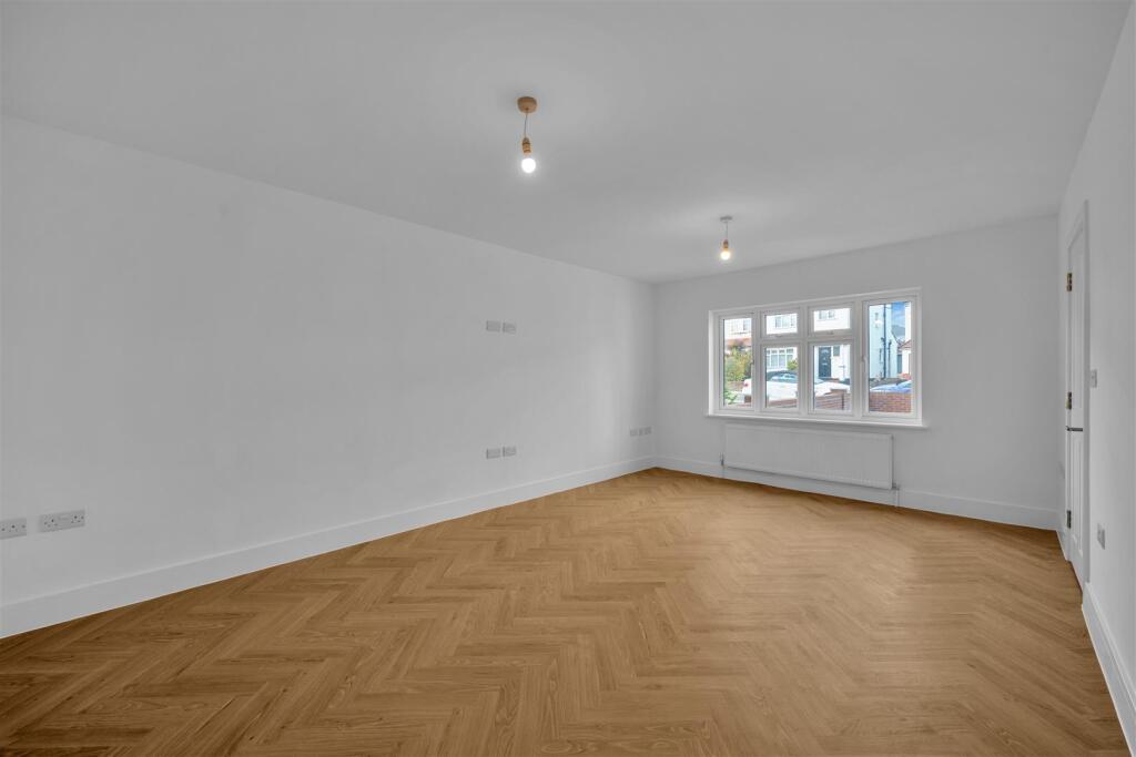 House in London, Farnborough Park, Locksbottom - More