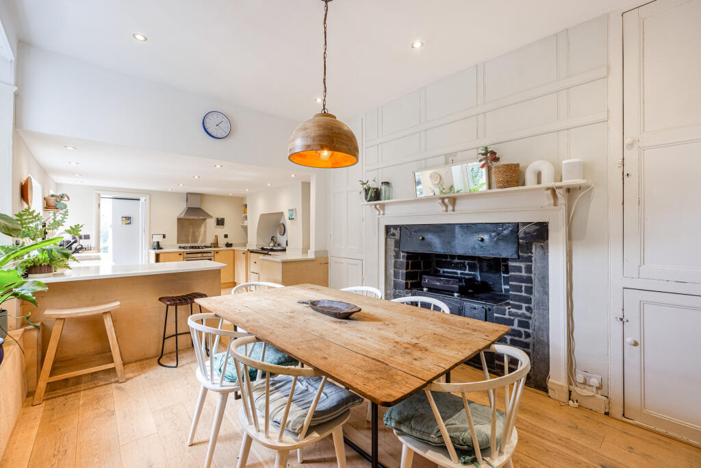 Main image of property: Fore Street, Kingsbridge, Devon